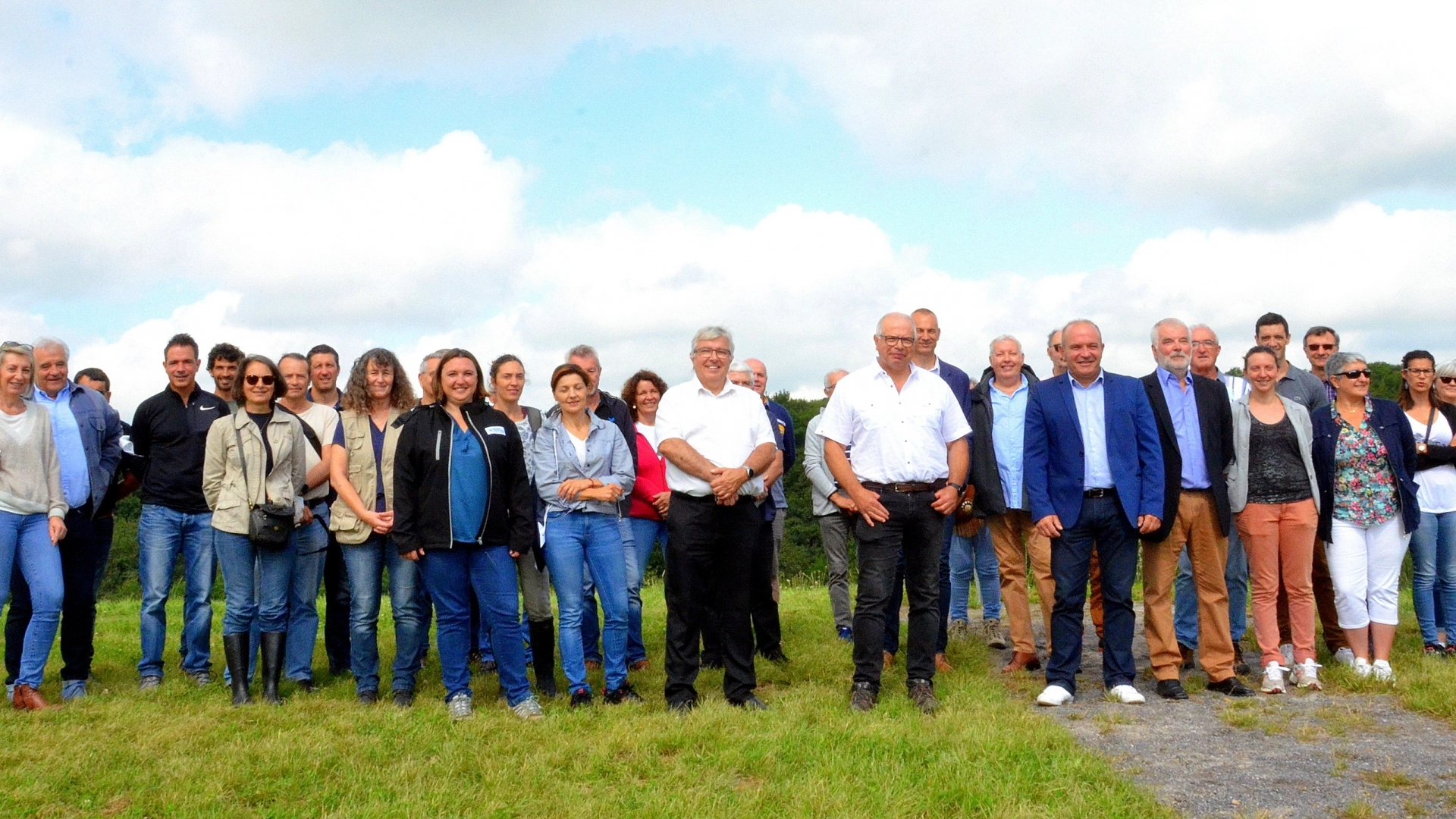Les participants à l'inauguration officielle du site du Manas.