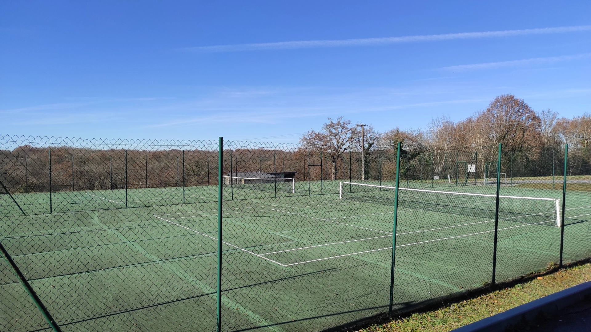 deux courts de TENNIS